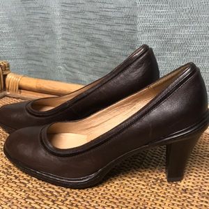 Sofft brown leather closed toe pump shoe